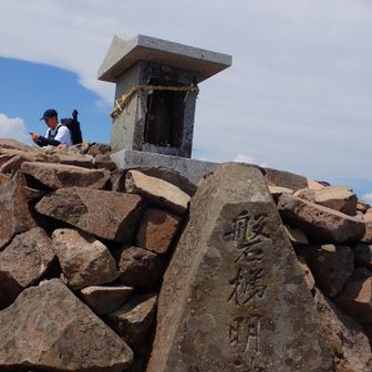 この後休憩していたら皆下山し、山頂独占に