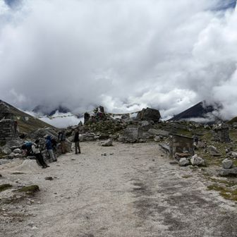 約40分でトゥクラ峠(4,830m)に到着