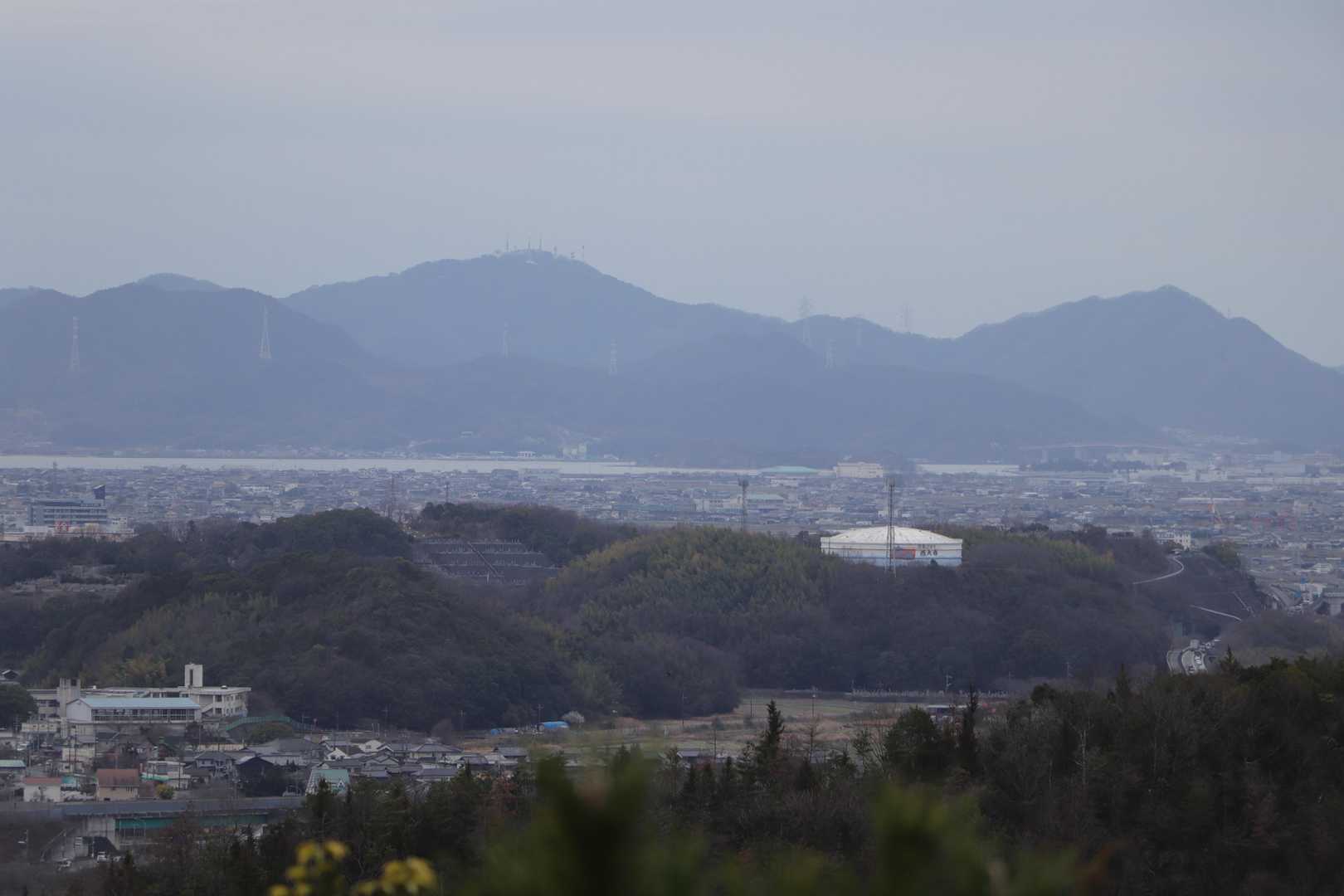 正面：金甲山
右：怒塚山