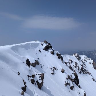 先に南峰の三角地点があるけど立入禁止🙅
行きたい人は自己責任で！