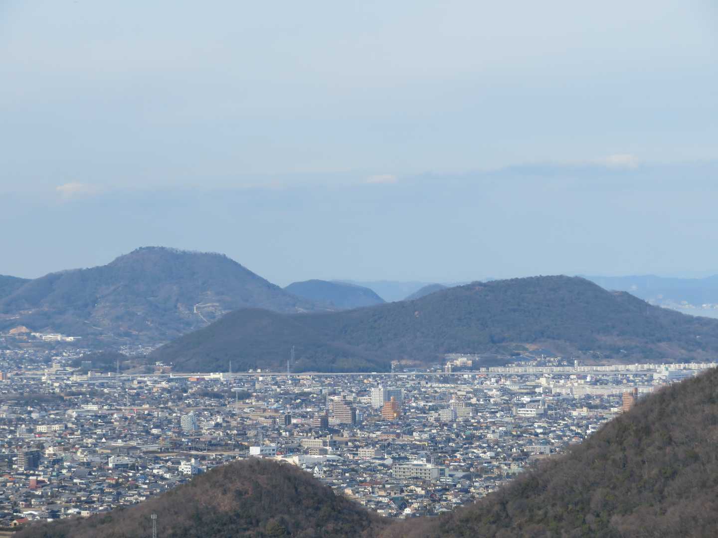 ズーム　左奥に勝賀山、中程は小山・浄願寺山