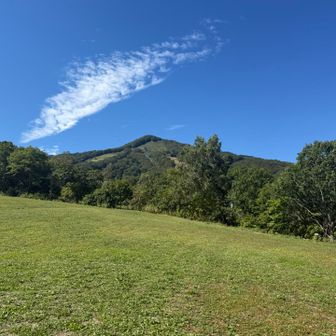 奥のゲレンデまでもくもくと登ります