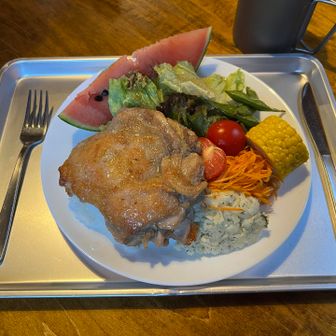 噂のボリューム満点ワンプレートディナー。タンパク質たっぷり。カレーもおかわり自由。最高。