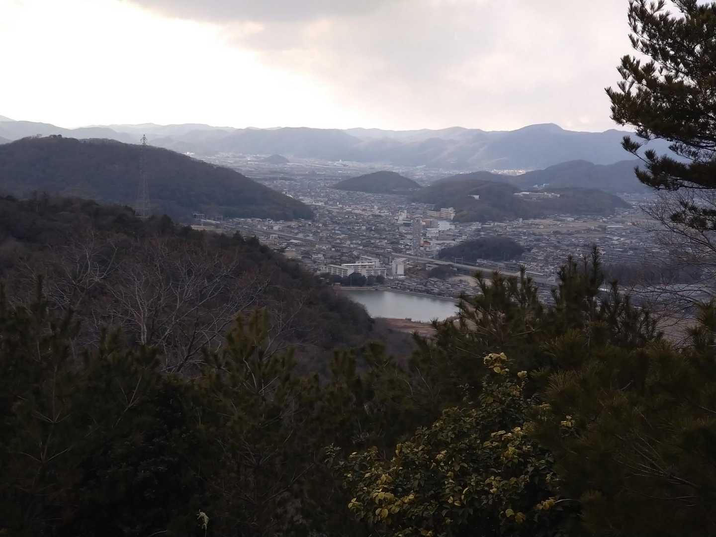 京見山、トンガリ山は主に南側が見えてるけど北西が見えるここは貴重な場所てすね😊