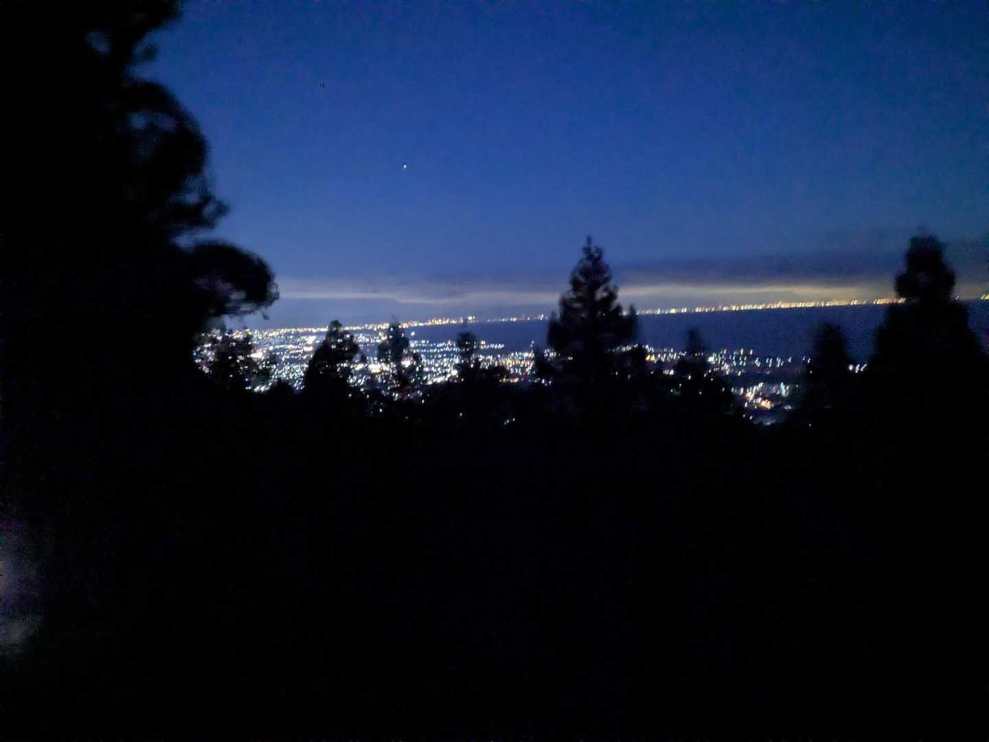 6:00   十丁橋からの眺め
伊勢の街の夜景です✨
日の出時刻は6:50頃、今年は間に合いそう😚