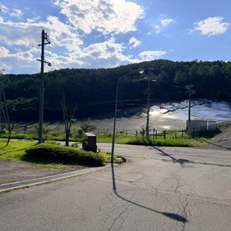 ようやく守屋山登山口（杖突峠）に到着。正面の黒いのは右から左までソーラーパネル。最近よく見かける。エコ？なのかもしれないけど、山を切り開いてソーラーパネルばかりになる景色はどうも好きになれないんだよね。。