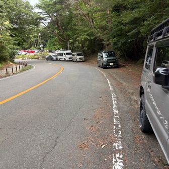 下山したら、いつもの路駐👍
やっぱり人気な御在所岳‼️

まぁまぁ涼しかったので、消費したものは

🍙1個
エナジーゼリー2個
ポカリ500ml✖️2本
塩レモン500ml、1本の半分くらい
水500ml、少々
羊羹1個

でした！

もっと早くに下山できたら
あじ平ラーメン🍜にいきたかった〜