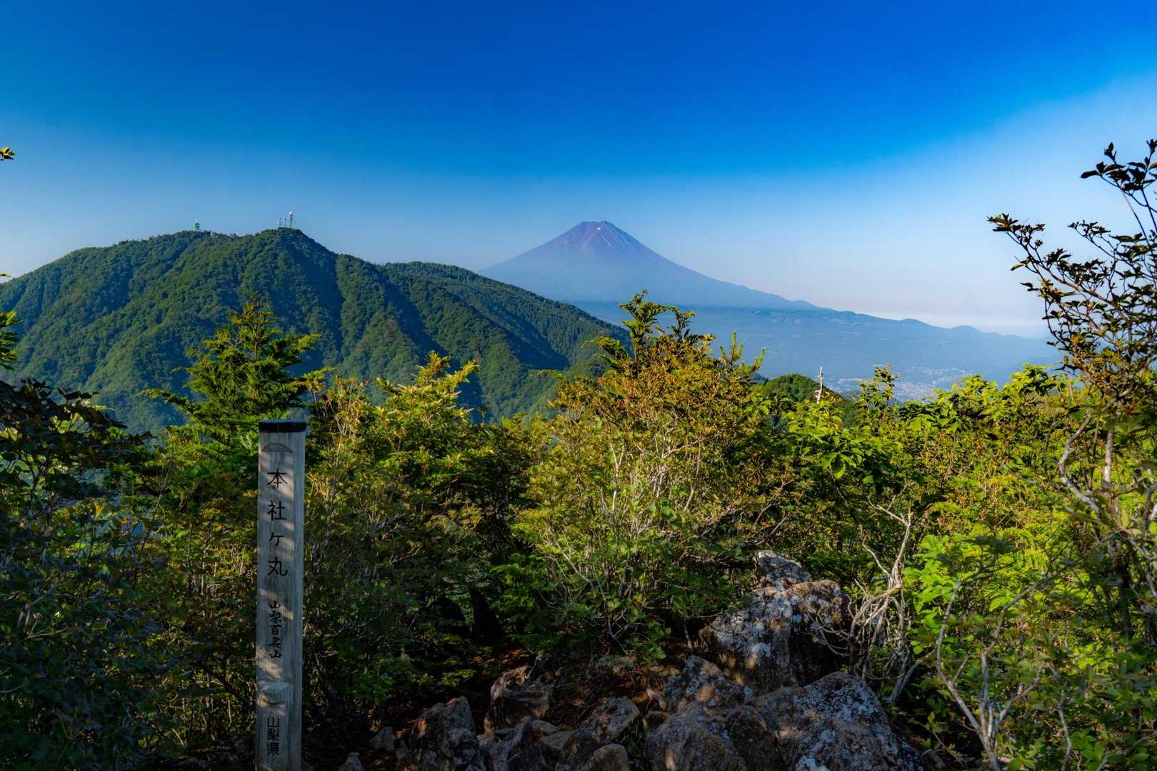 富士山が綺麗です😍左隣は三ツ峠山。