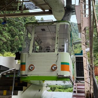 小型のロープウェイです。
20人くらい乗れるようです。