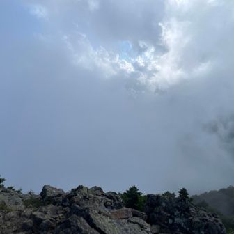 山頂からすぐ先に開けた場所あり