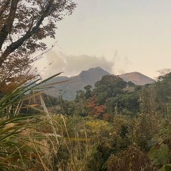 二子石と高千穂峰が見えます。