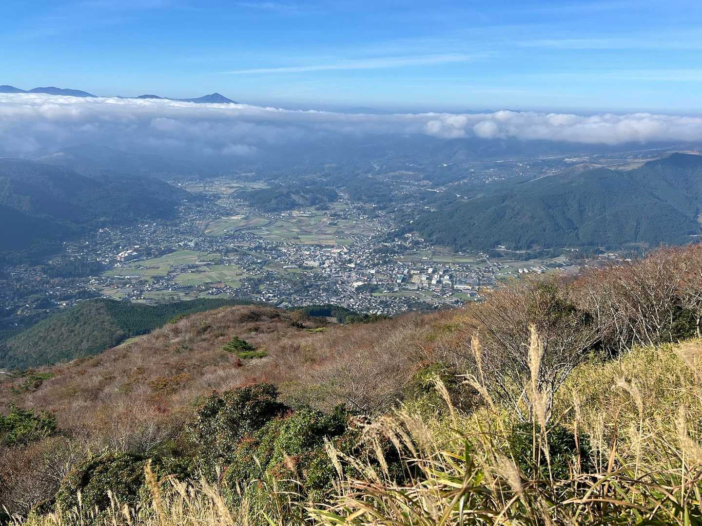標高が上がり開けてきました
雲と同じくらいの高さかな☁️

湯布院の町並みがキレイに見えます♨️
雲海の向こうに涌蓋山⛰️