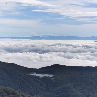 小沼の奥に富士山