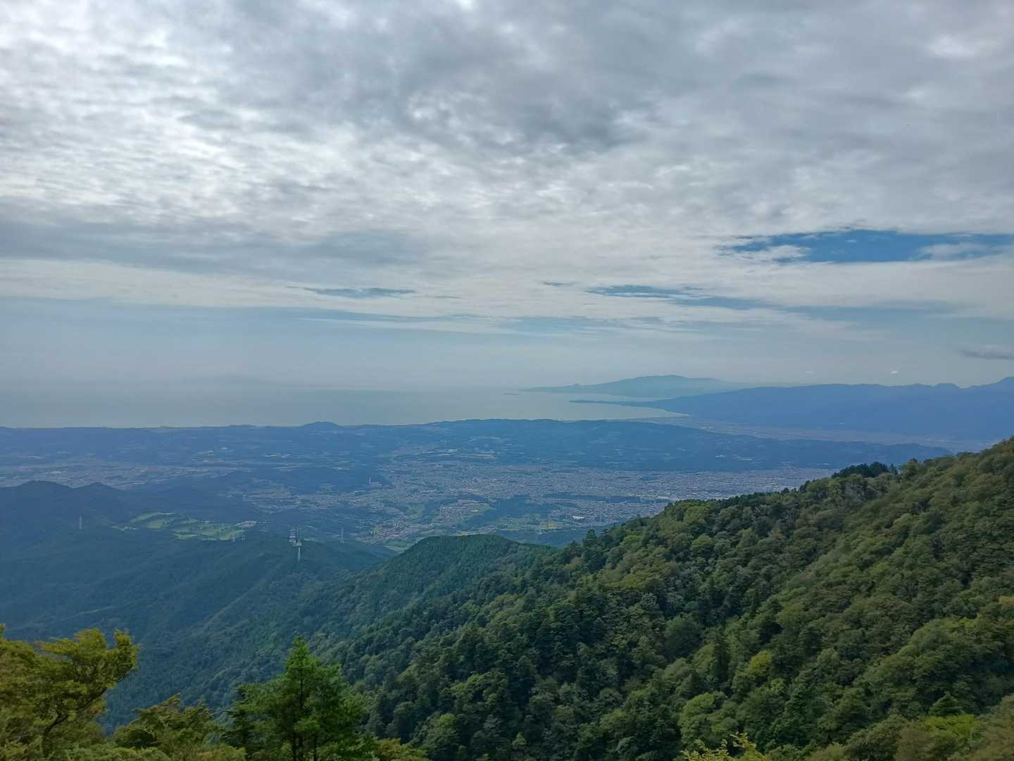 相模湾の眺め。右から突き出ているのが真鶴半島、奥にうっすら見えるのが伊豆半島。