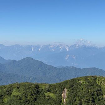 雨飾の向こうに白馬たち
遠くに剣や立山