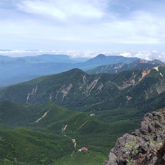 充分に休んだので戻ります。あちらには下らないけど、下方に行者小屋と赤岳鉱泉。
