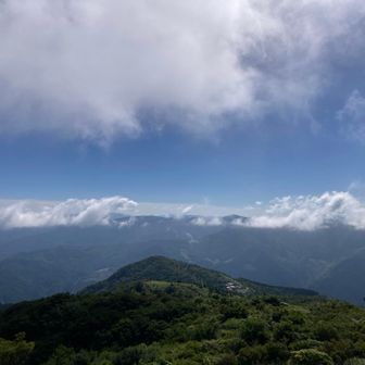 三嶺方面もだいぶ見えてきましたが、山頂付近は雲でみえず。