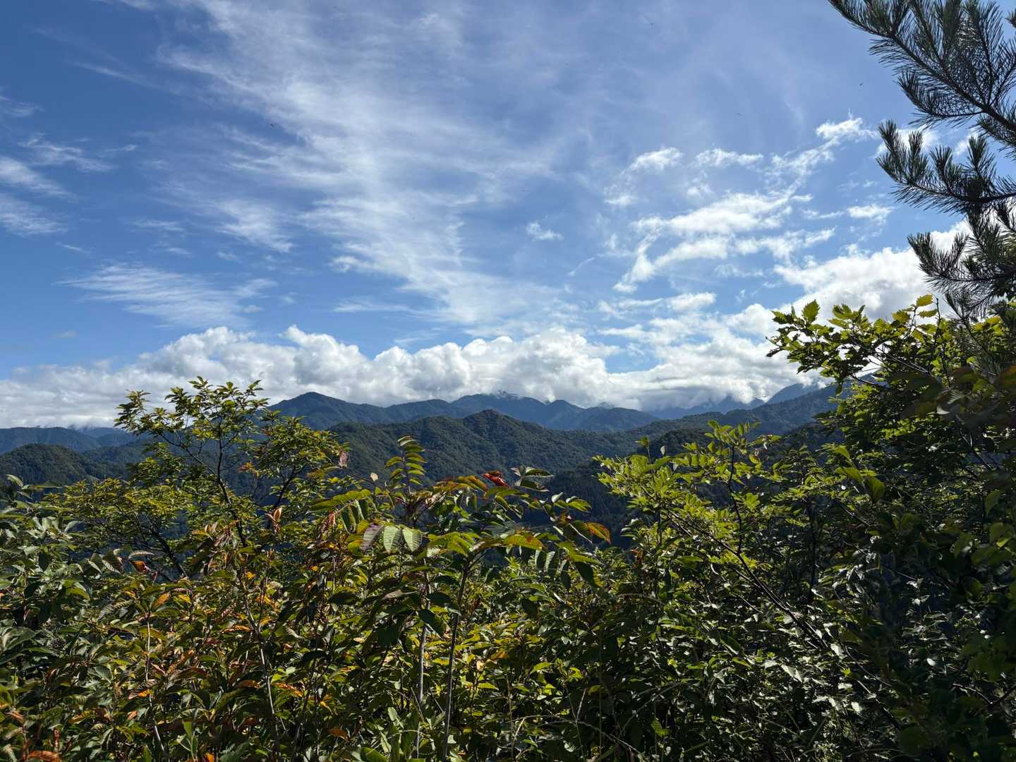 コレまた豪快な☁️で高山たちをおおってます