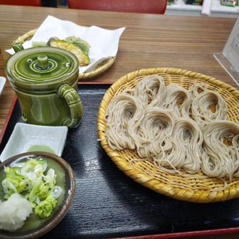 白樺食堂にて。野菜の天ぷらが美味しかった。冷たいお茶3杯もいただきました🙇‍♂️