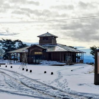山頂から10分ほどで山の竜宮城へ
休憩施設で物販はありません
自販機あるけど停まってました
車でも来れます
離れにトイレもあります
トイレは水が流れないようなので使えません