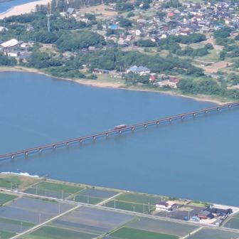 由良川橋梁を列車が通過中
