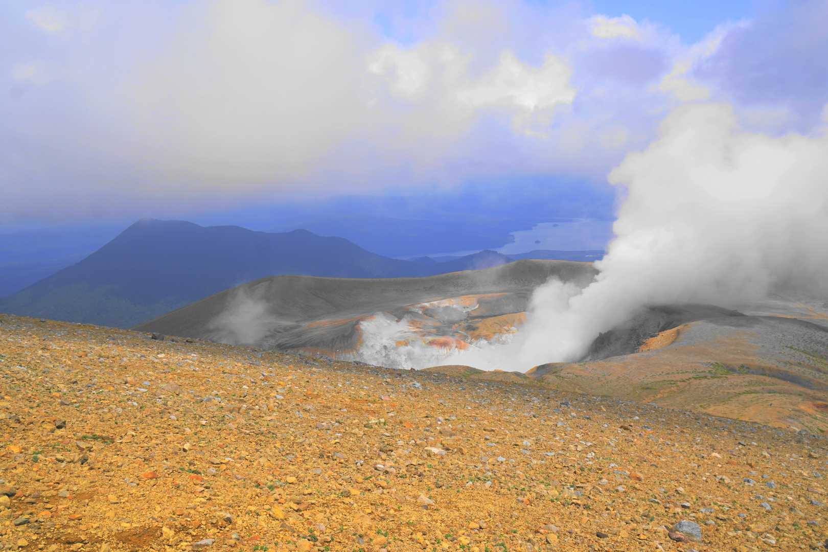 反対側は阿寒湖です、こちらからの登山道もあるようです、
