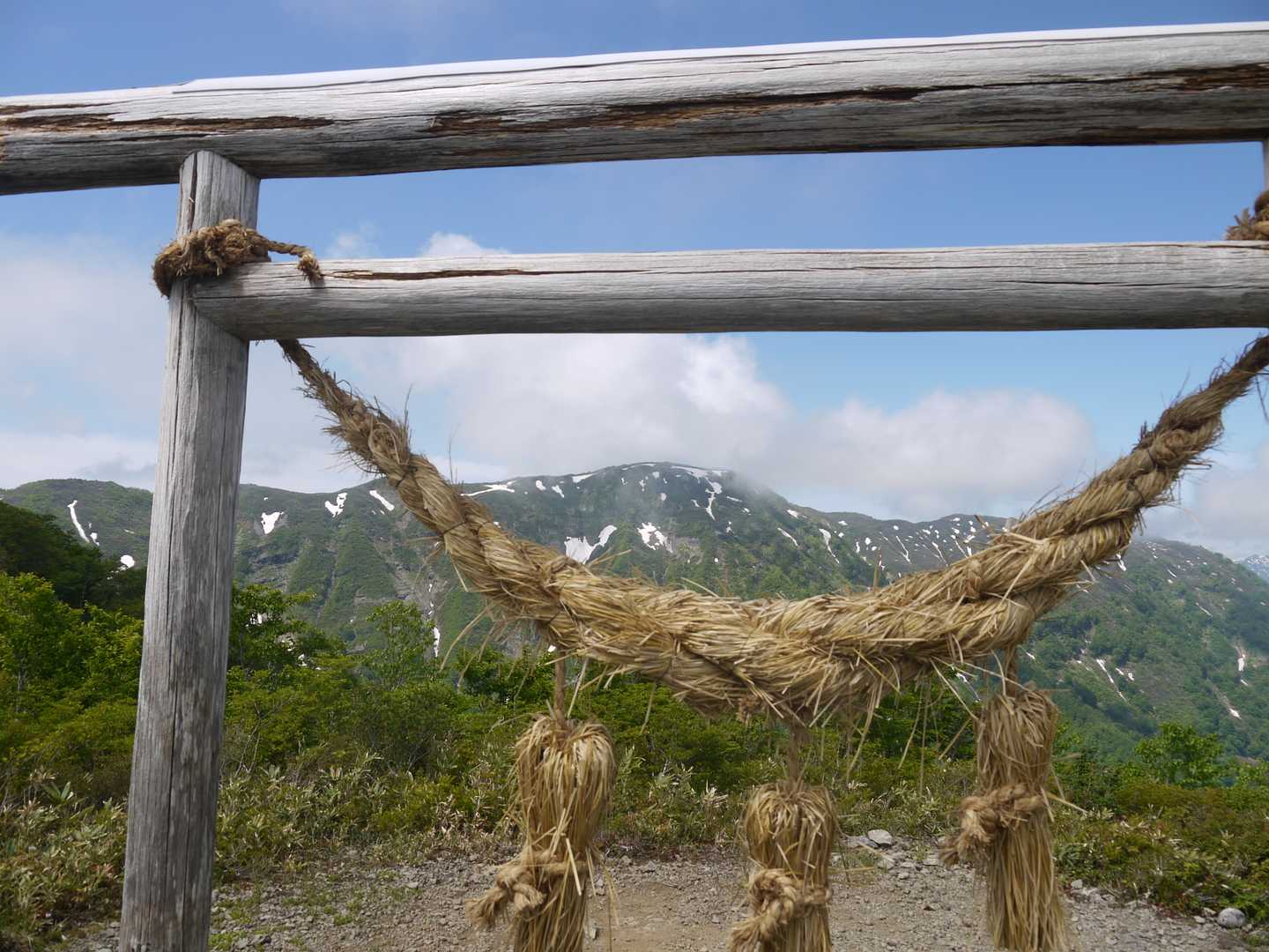 鳥居越しの人形山