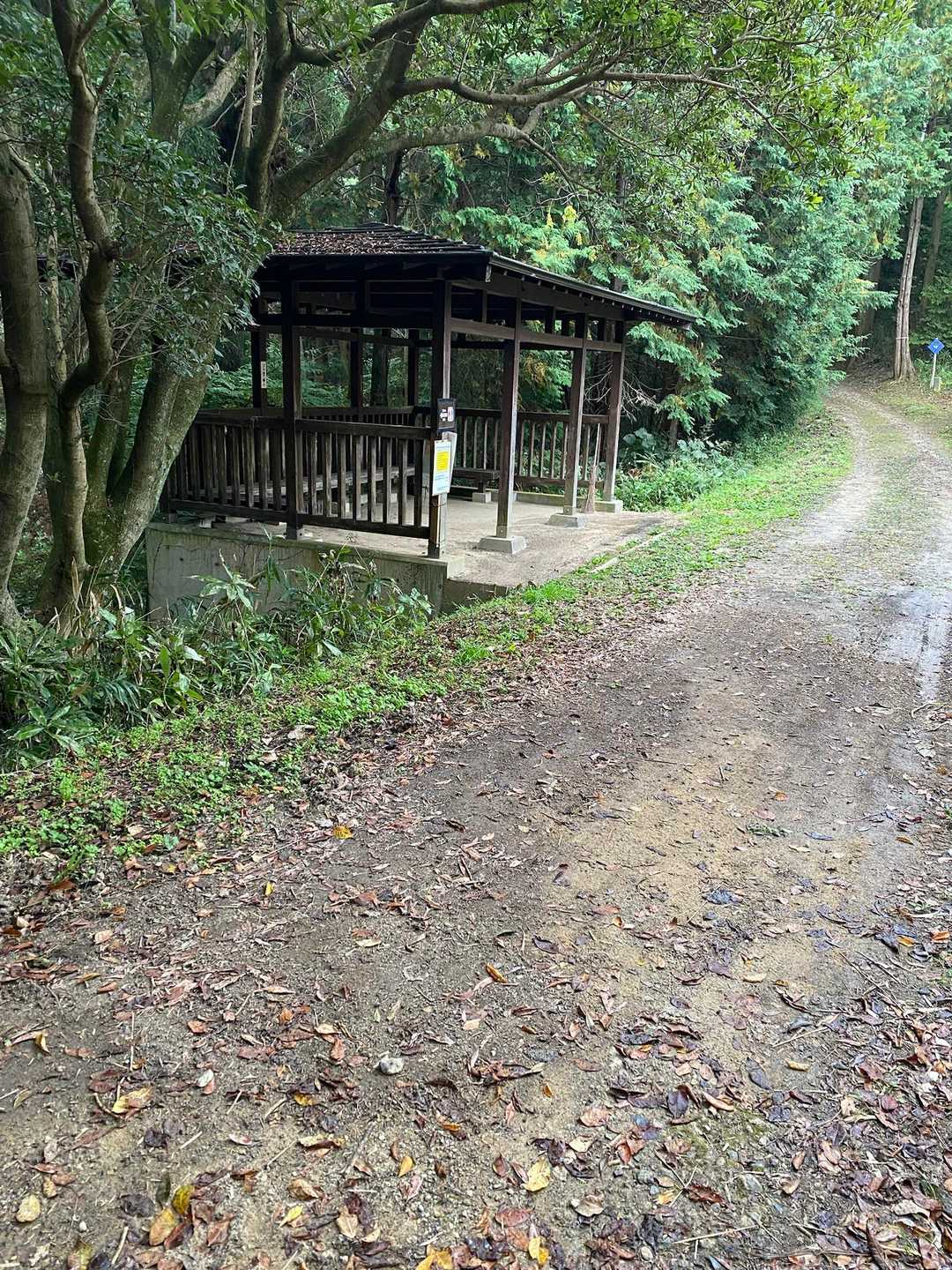 やっぱり降ってきた☔️そして、本降りに☔😭
こちらの東屋で軽く昼食🍙
レインウェア着て、傘も差し始めました🌂