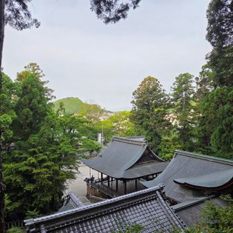 拝殿の裏側が見えます。