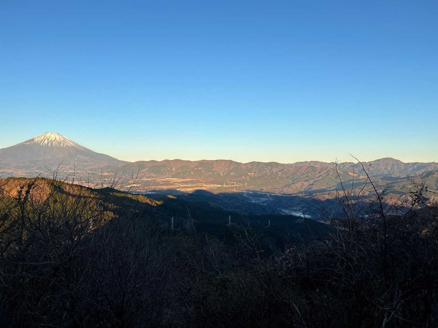 下山途中、山梨側が見えた。
石割山〜御正体山の山並み