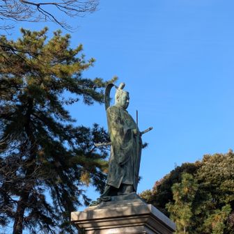 井伊直弼は日米修好通商条約の調印を行い横浜の開港に貢献した。この銅像は、横浜の港を見守っている。