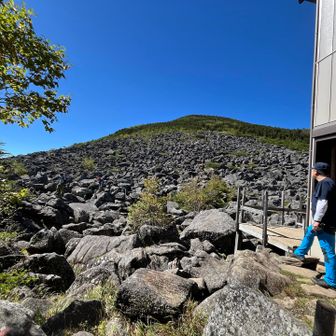 青年小屋の手前は三ツ岳を思い起こさせる岩歩き