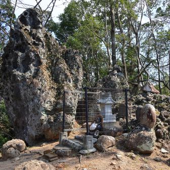 標識の少し先に的場石。