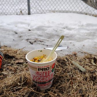 塀の「外」で暖かい食事ｗ