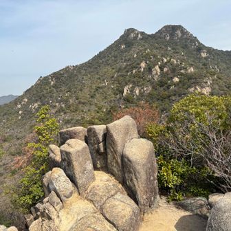 ここからみると山頂は双耳峰だとはっきりわかる
右側が本峰
左側が西峰
