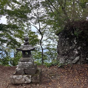 お堂もあるけど、木戸が閉まっていました
