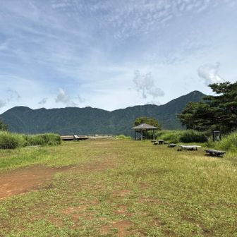 広めの山頂は三湖台。
