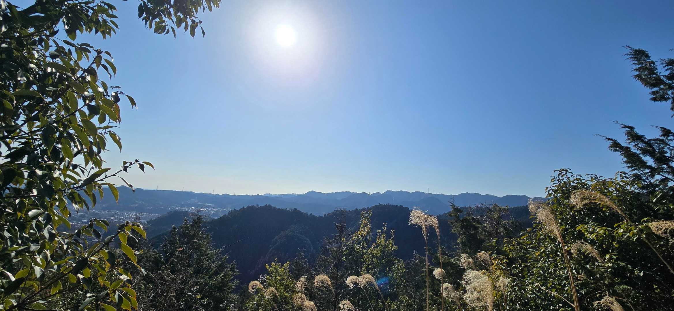 カヤトノ原のような場所に出て、振り返ると快晴の景色が