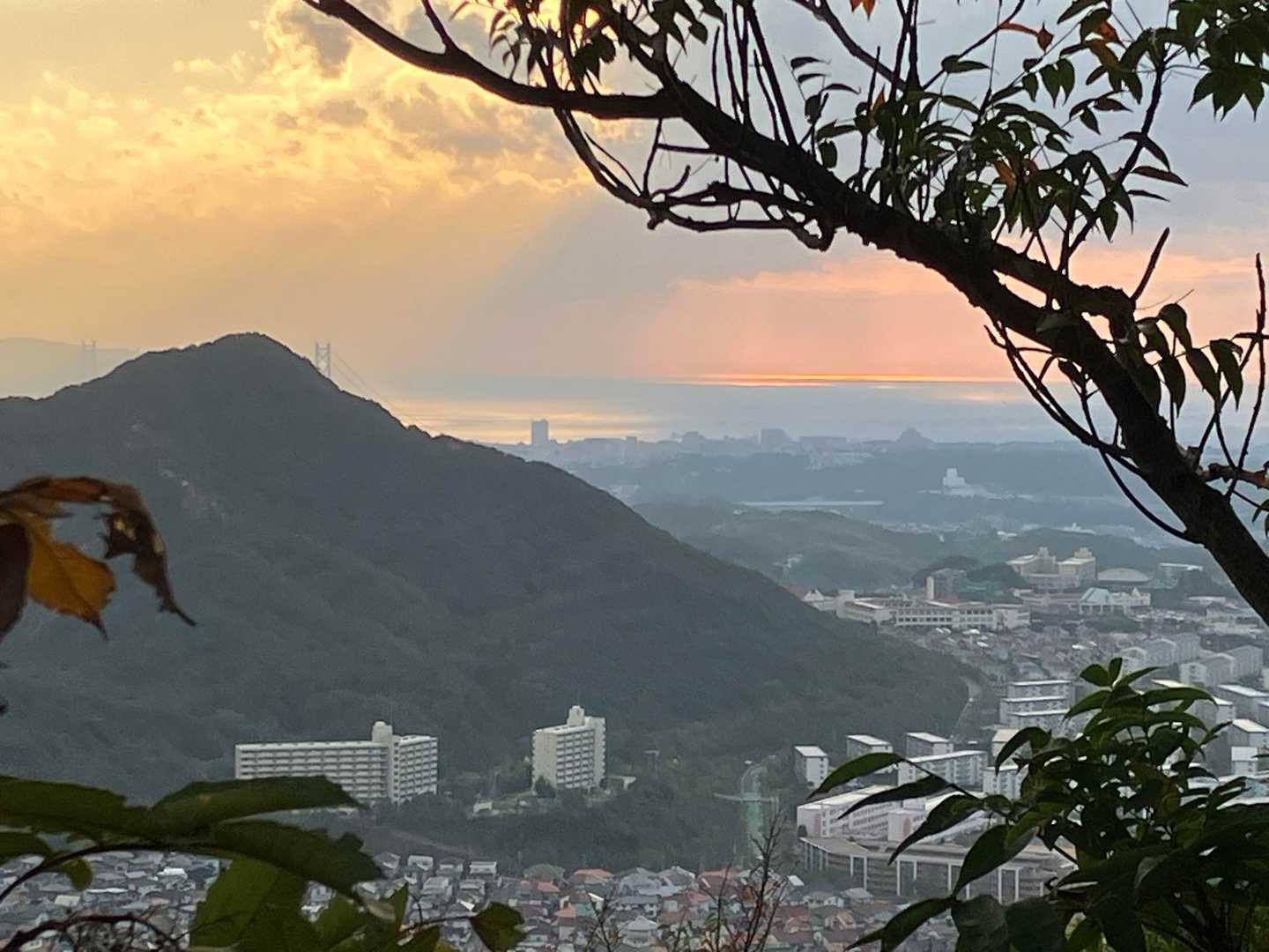 荒熊神社裏から
今日もまた夕日が😅