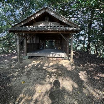 丸山山頂に鎮座する丸山神社。