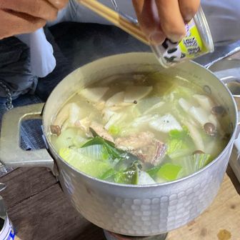 新高塚小屋で夕食。このあとにせんべいが入りせんべい汁の完成