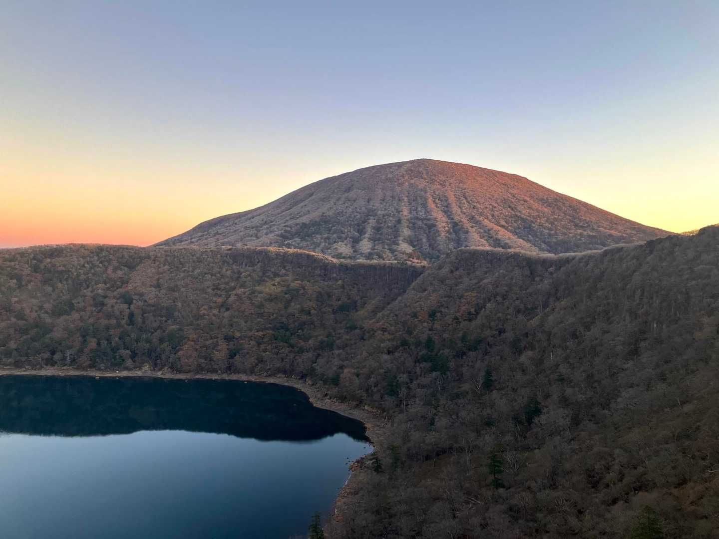 池の深いブルーってば、もう