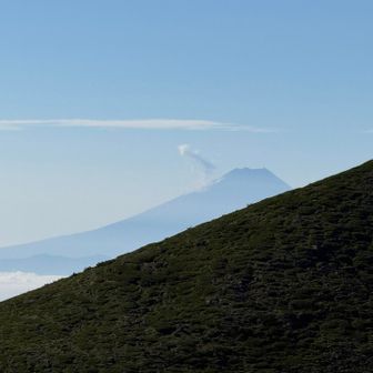 おー稜線の端に富士山が…ガス無し素晴らしい👍