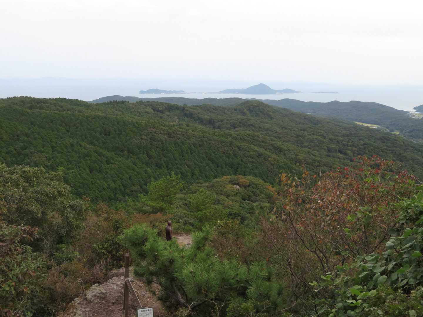 眺めの良い岩壁に出てきました。下にゴームリーさんが立っておられます。