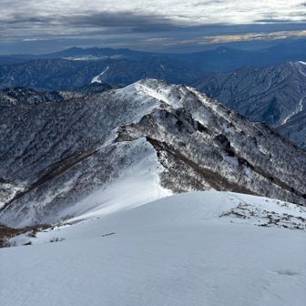 まずは白毛門へ向けて下降⤵️