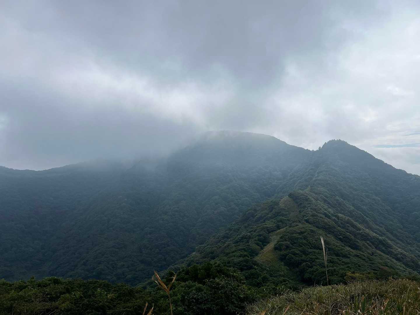 足立山は雲の中☁️雨降らないから、心配です😟