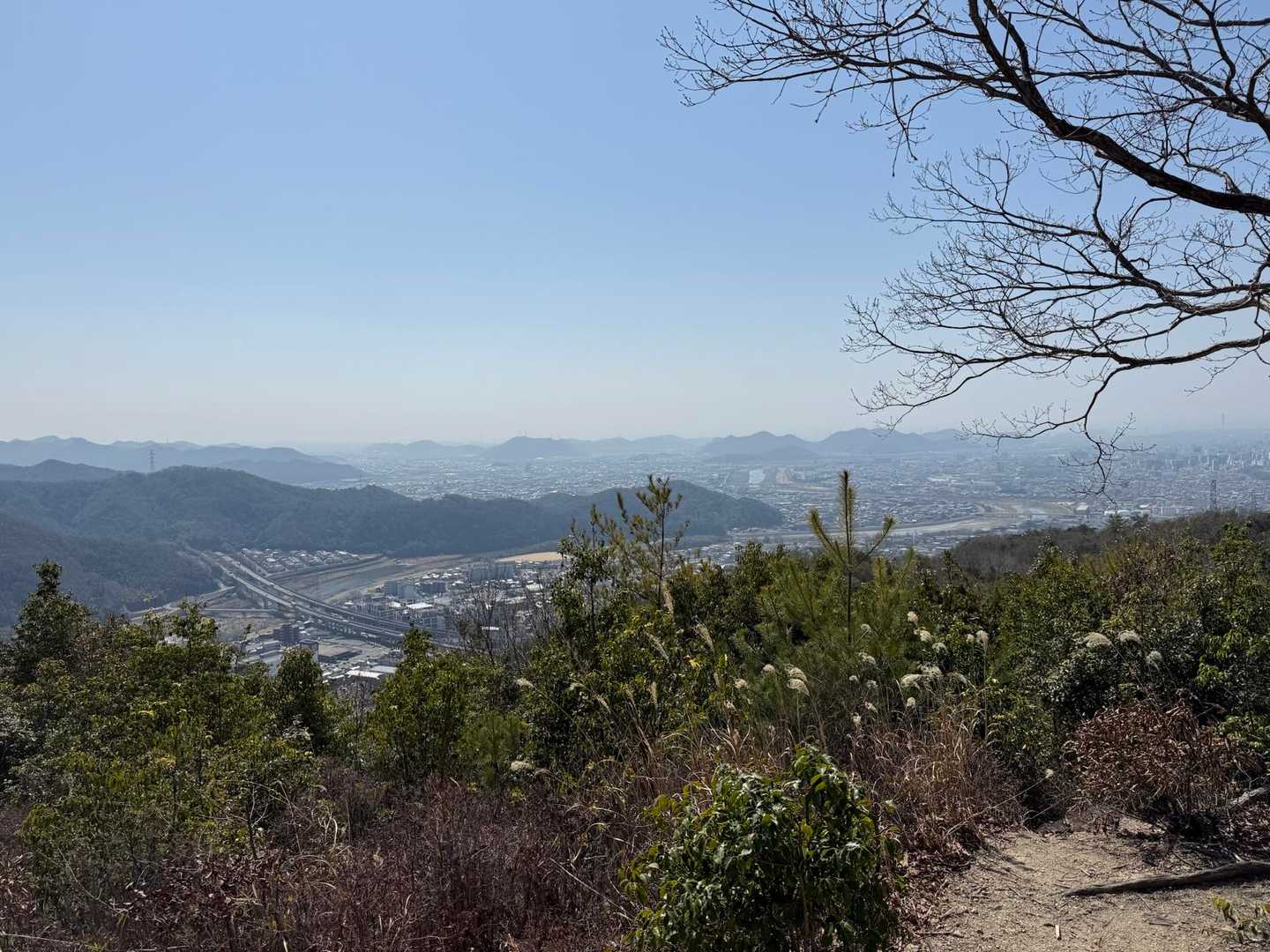 右奥は、小富士山、仁寿山。姫路の低山が見えます。