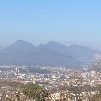 展望デッキから今日の由布・鶴見別府アルプスと前面にドォーンと高崎山～
黄砂で霞んでいますね(+_+)残念！