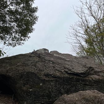 大きな岩の上が山頂なのです