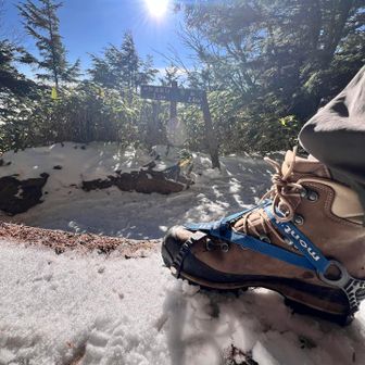 富士見ベンチでアイゼンを装着
着けなかったらガンガン転倒してたと思います